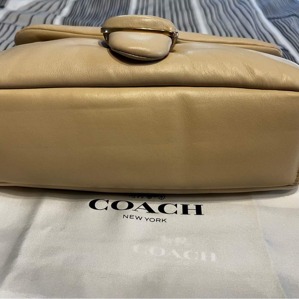 Coach Pillow Tabby 26 - Picture 3 of 16